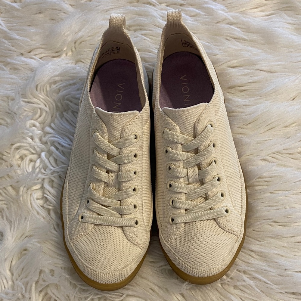 Vionic Women's Cream Canvas Sneakers size 7 excellent condition - Picture 1 of 8